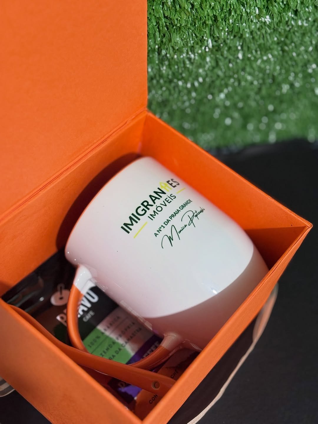 Kit corporativo da Inerente: caixa rígida personalizada aberta revelando caneca com a marca do cliente e café especial